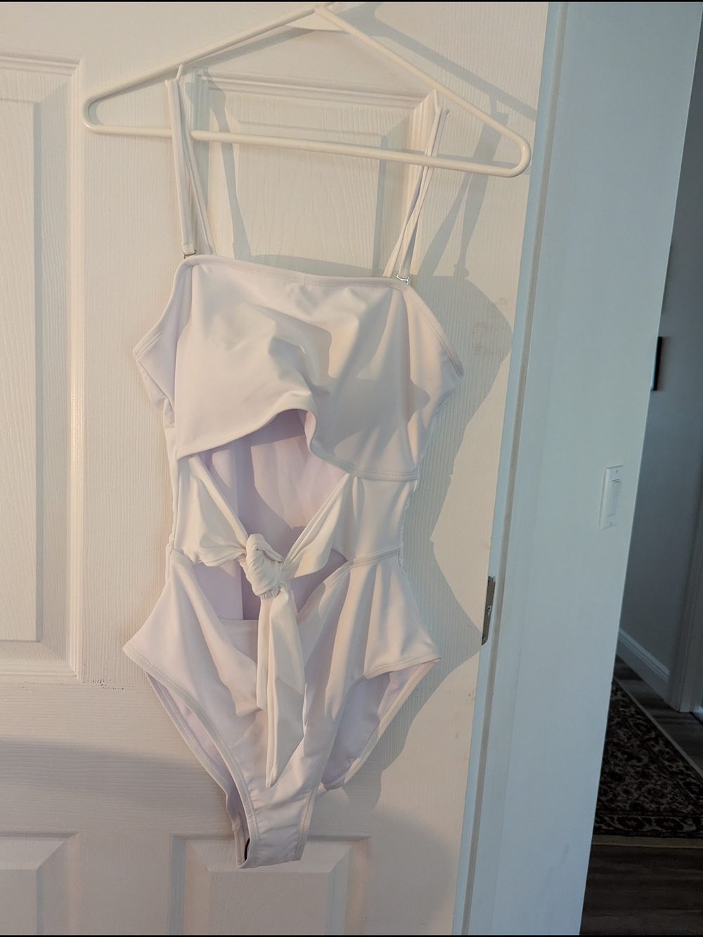 White One-Piece Swimsuit with Front Knot Monokini